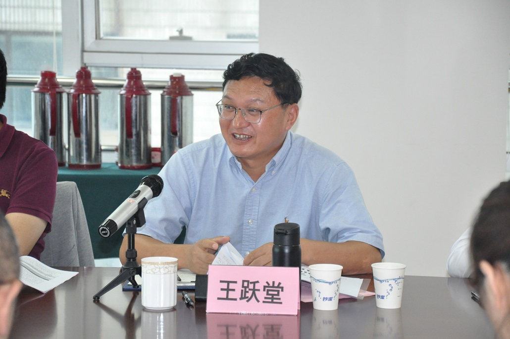 最后,张顺福对公司未来的发展提出了五点要求:一是发挥金融牌照企业的