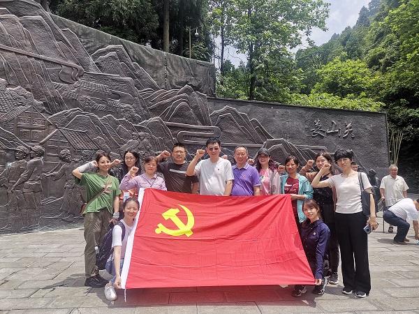 攀登娄山关.jpg