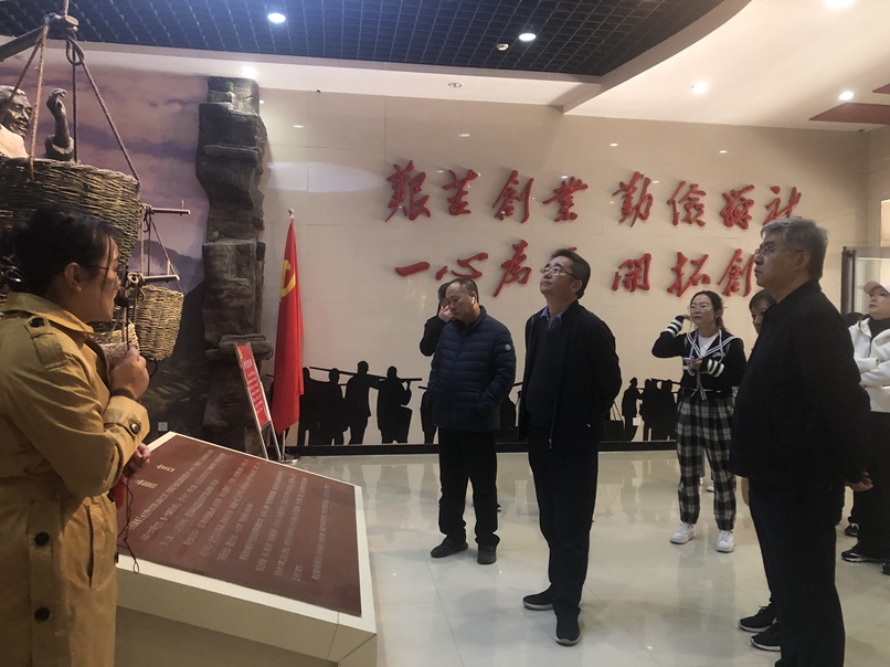 1698652395690114xnks.jpg 参观扁担精神纪念馆.JPG